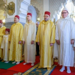 SM le Roi, Amir Al-Mouminine, accomplit la prière de l’Aïd Al-Adha à la mosquée ‘’Ahl Fès’’ à Rabat et reçoit les vœux en cette heureuse occasion