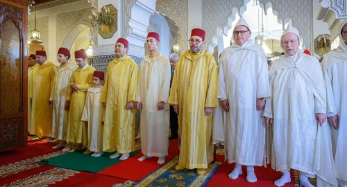 SM le Roi, Amir Al-Mouminine, accomplit la prière de l’Aïd Al-Adha à la mosquée ‘’Ahl Fès’’ à Rabat et reçoit les vœux en cette heureuse occasion