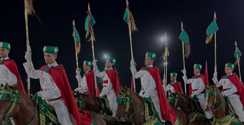 Maroc : La traditionnelle retraite aux flambeaux illumine la corniche de M&rsquo;diq à l’occasion de la Fête du Trône
