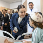 Implantation cochléaire : SAR la Princesse Lalla Asmaa et la Première Dame du Kenya rendent visite à des patients kenyans et marocains